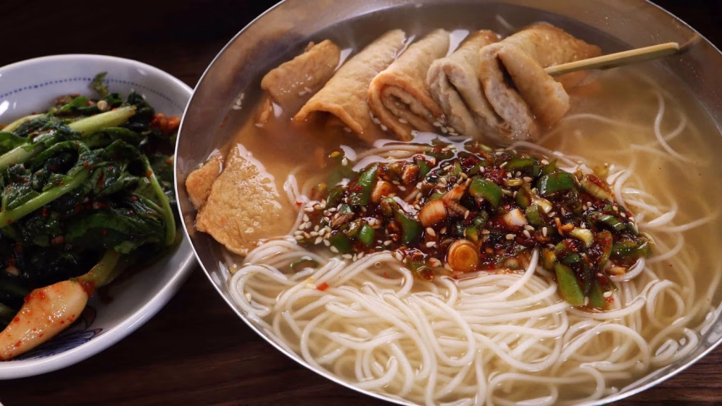 Kore Sokak Lezzetleri Rehberi: Tteokbokki'den Hotteok'a Lezzet Turu 4 Eomuk (Odeng): Balık Kekleri