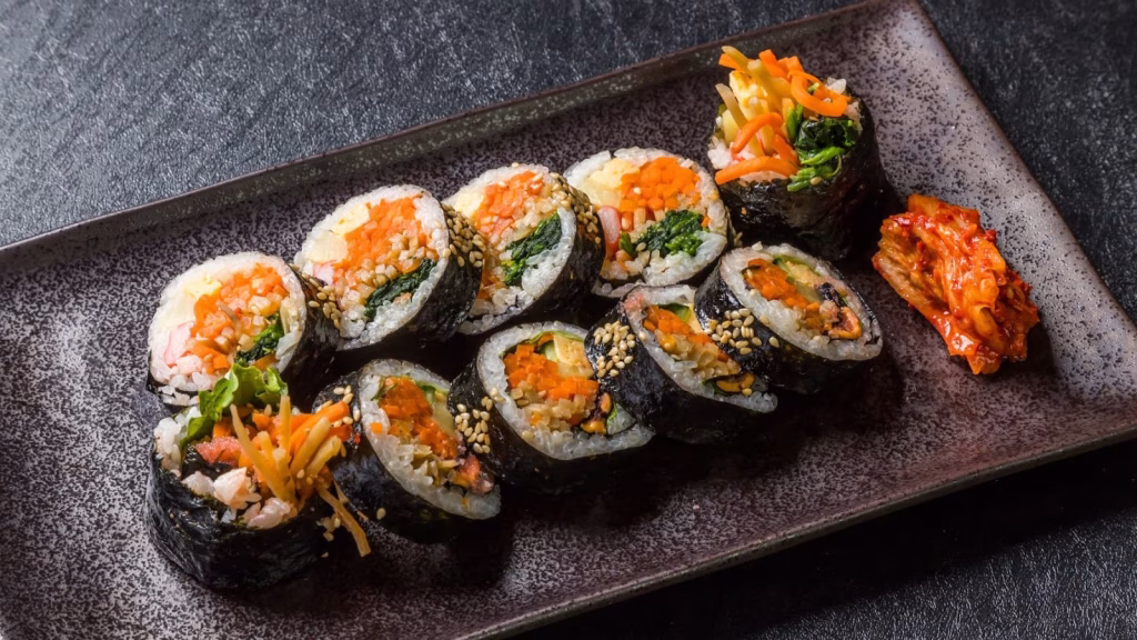 Kore Sokak Lezzetleri Rehberi: Tteokbokki'den Hotteok'a Lezzet Turu 5 Kimbap: Kore Usulü Sarma