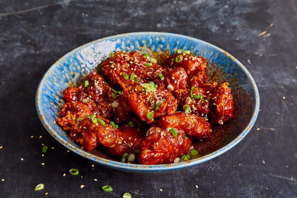 Kore Sokak Lezzetleri Rehberi: Tteokbokki'den Hotteok'a Lezzet Turu 7 Dakgangjeong: Tatlı ve Acı Soslu Kızarmış Tavuk