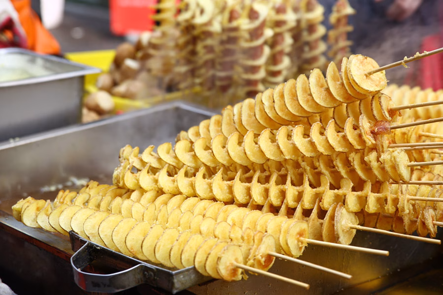 Kore Sokak Lezzetleri Rehberi: Tteokbokki'den Hotteok'a Lezzet Turu 10 Hweori Gamja: Tornado Patates