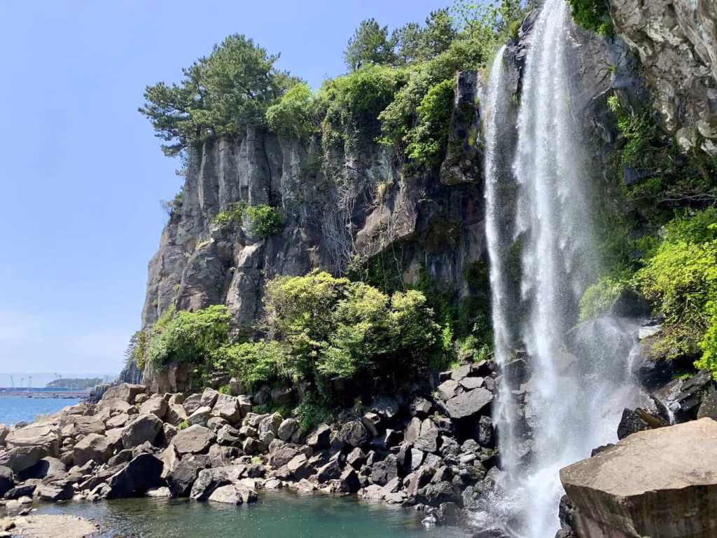 Jeju Adası Gezi Rehberi | Kore’nin Hawaii’si 8 Jeongbang Şelalesi