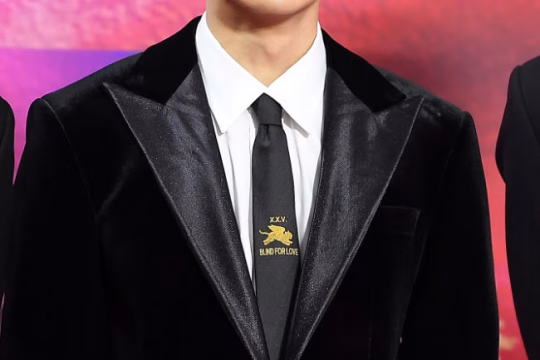 drfusfhk6dxsqjsizzkl6fn81hp0oir37eguda0fshw nuest aron second job.jpg